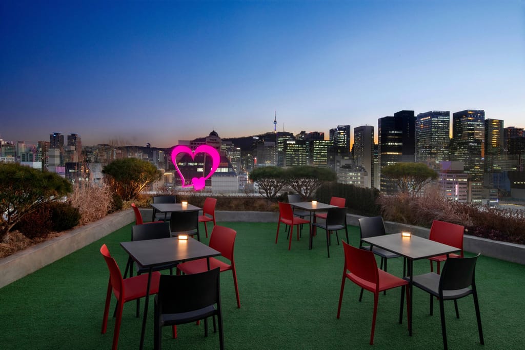 Moxy Seoul Insadong, bar på toppen med udsigt