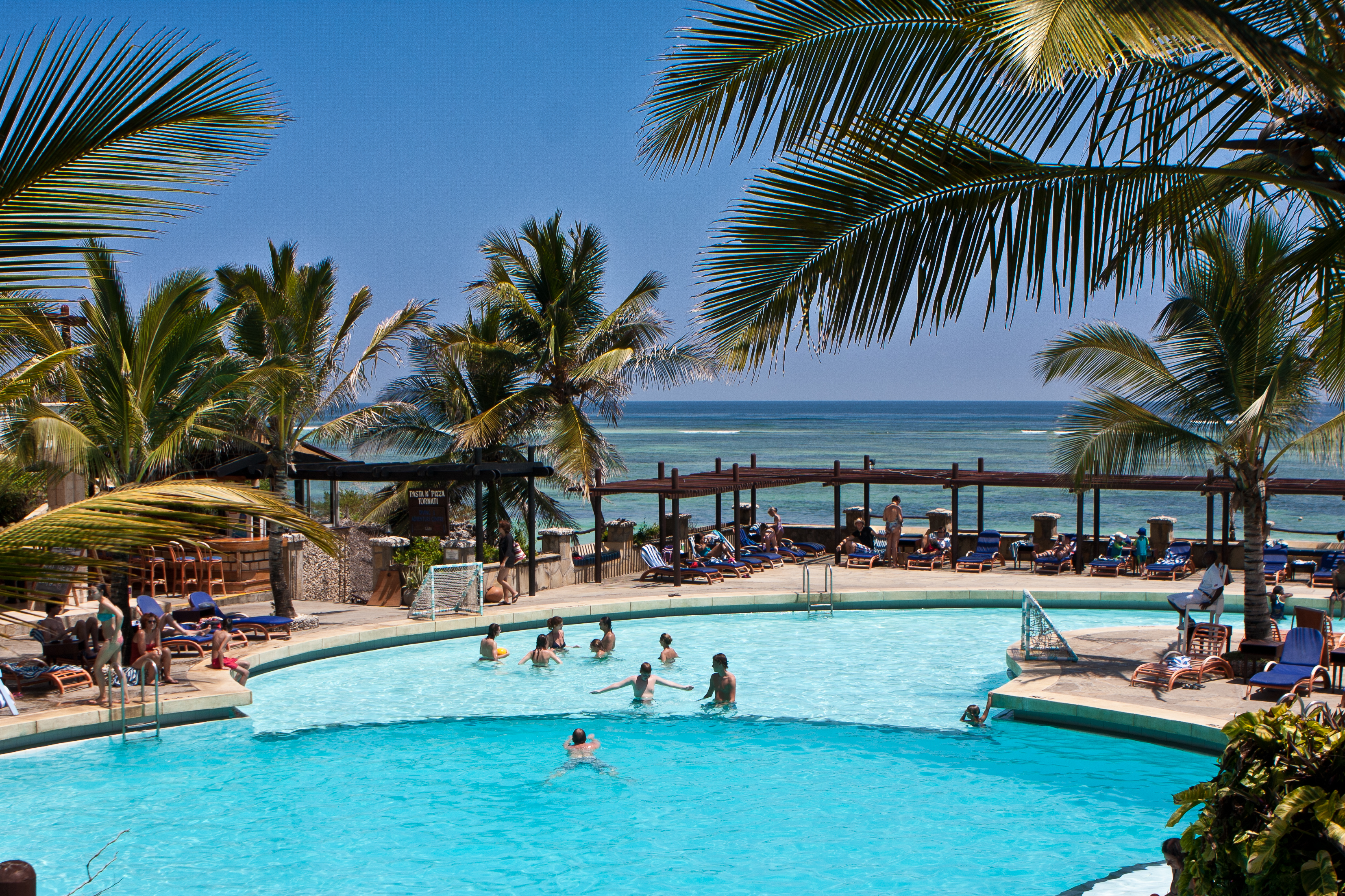 Poolområdet ved Leopard Beach Resort på Kenyakysten