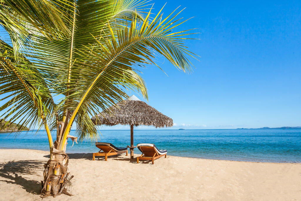 På stranden med solsenge i Nosy Be i Madagaskar
