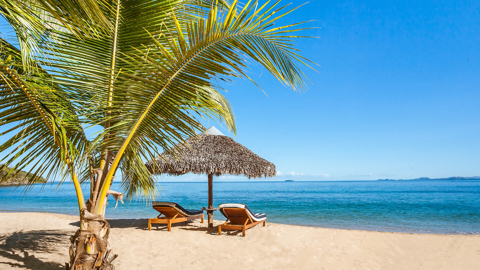 På stranden med solsenge i Nosy Be i Madagaskar