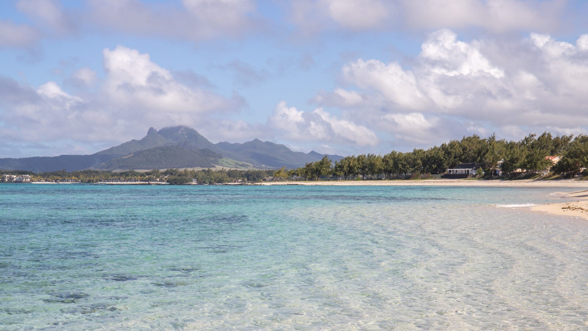 Lavt vand på stranden på Mauritius