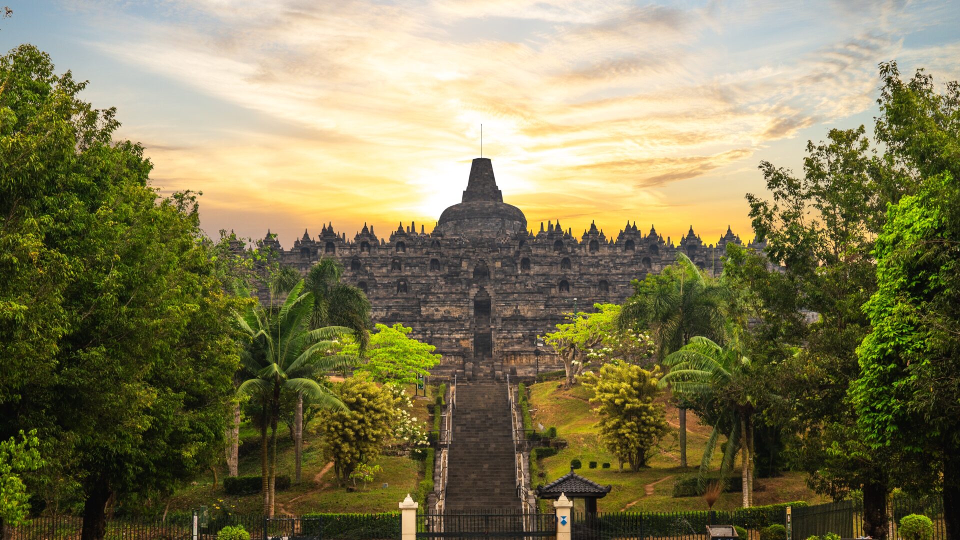 Borobudur – et Mahayana-buddhistisk tempel i Magelang, Indonesien, berømt for sine stupaer og UNESCO-verdensarv