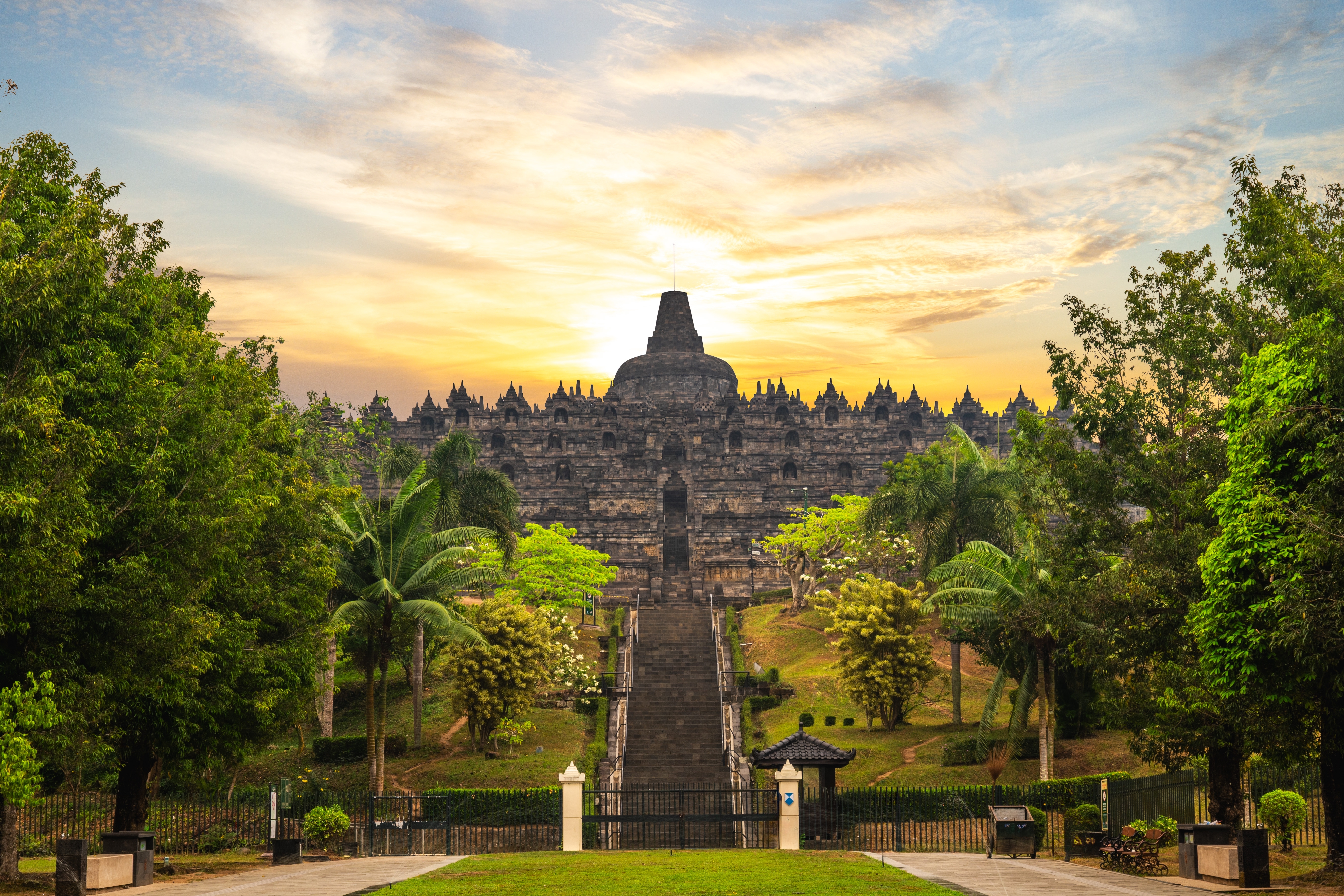 Borobudur – et Mahayana-buddhistisk tempel i Magelang, Indonesien, berømt for sine stupaer og UNESCO-verdensarv