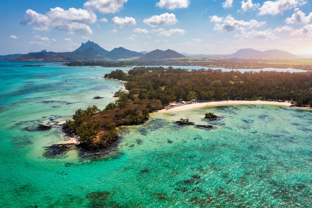Île aux Cerfs på Mauritius – idyllisk strandscene med hvidt sand og akvamarinblåt hav omgivet af tropisk natur.