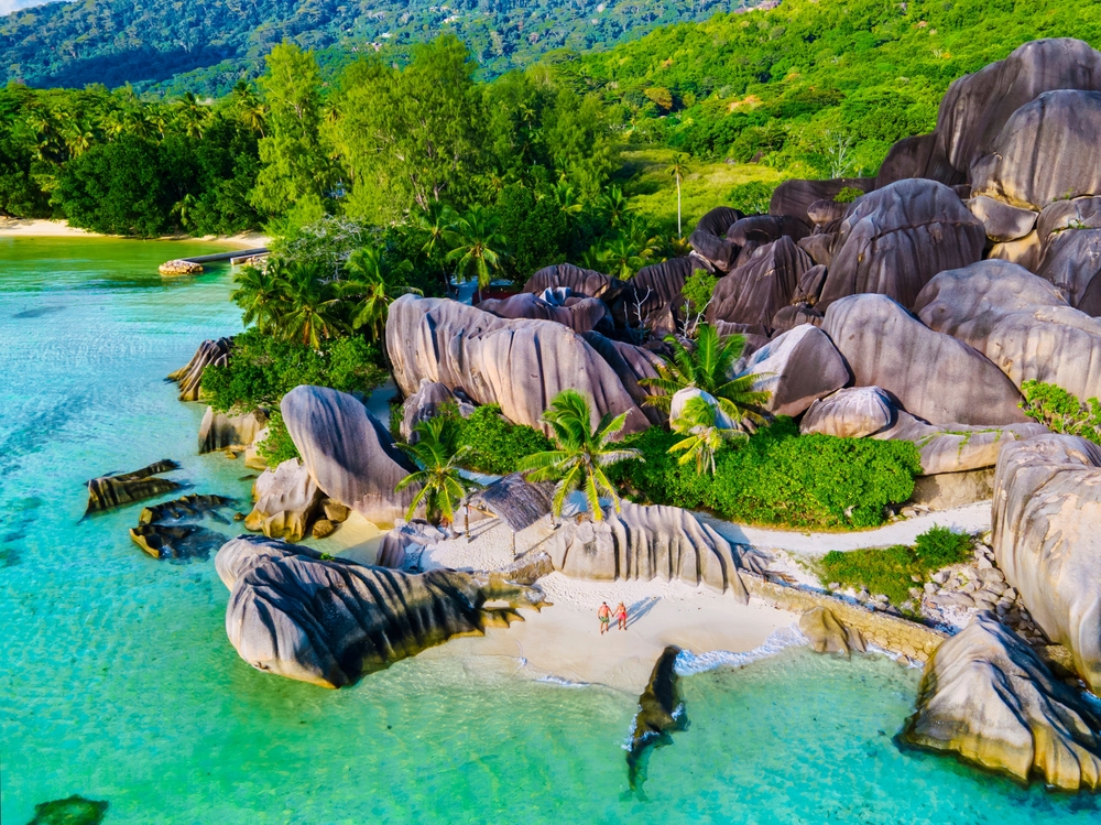 Dronefoto af Anse Source d'Argent Beach på La Digue, Seychellerne – spektakulær tropisk strand med hvidt sand, granitklipper og turkisblåt hav