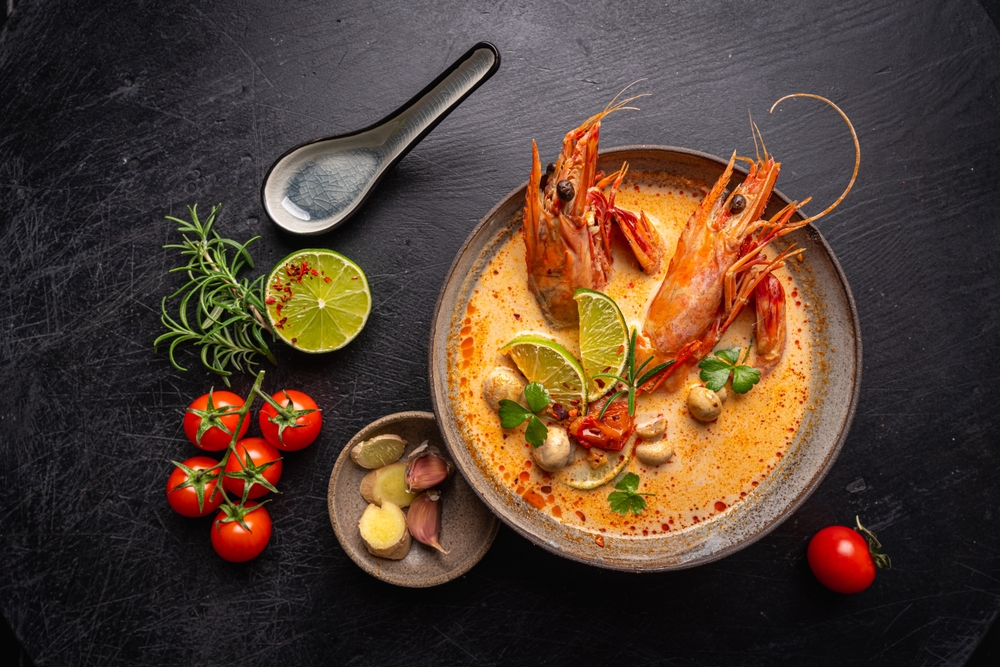 Tom Yam Kung – krydret thailandsk suppe med rejer, skaldyr og cremet kokosmælk. Traditionel thaimad med en autentisk kombination af chili, lime og friske urter.