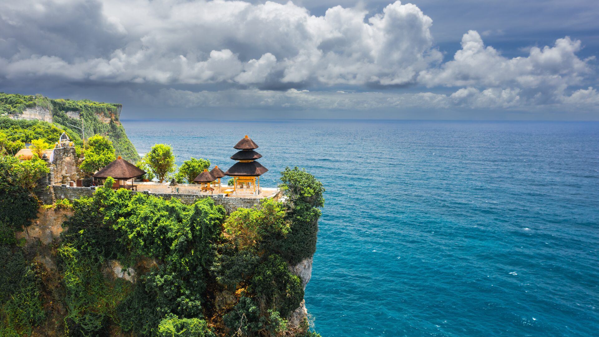 Balis mest ikoniske vartegn – Uluwatu-templet, populær turistattraktion med dramatisk klippekyst og havudsigt på Bali, Indonesien.