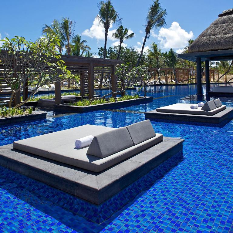 Long Beach daseferie ved poolen