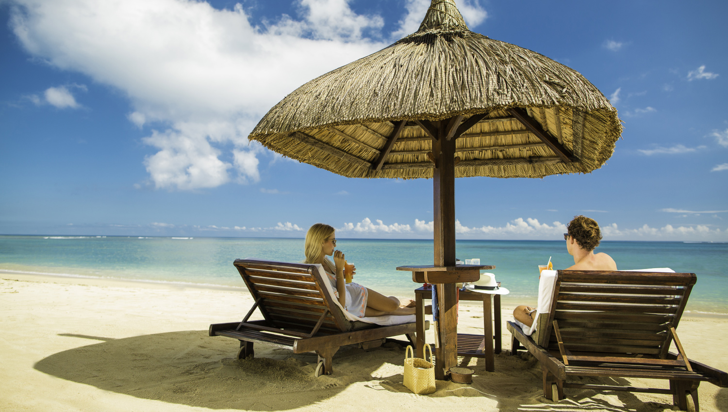 To liggestole ved Stranden ved Maritim Resort & Spa