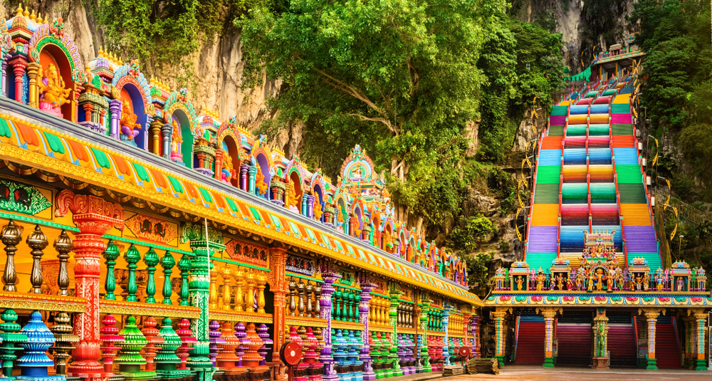 Udsigt til de farverige trapper, der fører op til Batu Caves i Kuala Lumpur, Malaysia, et berømt hinduistisk tempelområde