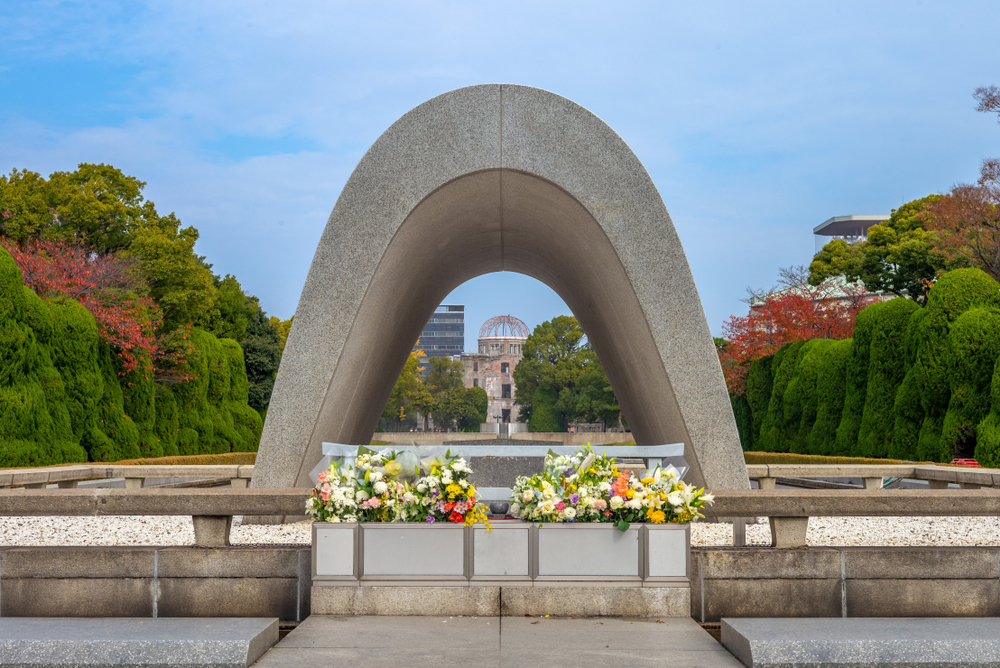 Cenotaph-monumentet i Hiroshima Peace Memorial Park, Japan – et mindesmærke for ofrene for atombomben.