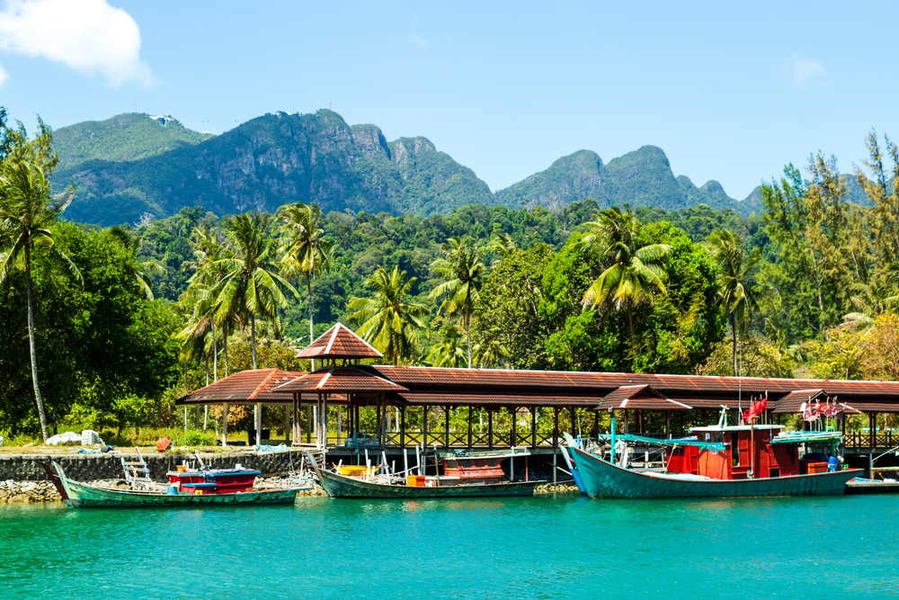 Langkawi, kendt som Kedahs juvel, er en tropisk øgruppe i Malaysia med smukke strande, frodig natur og et afslappet øliv