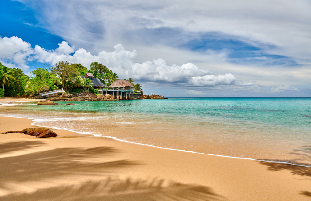 Smuk strand på Mahé, Seychellerne.