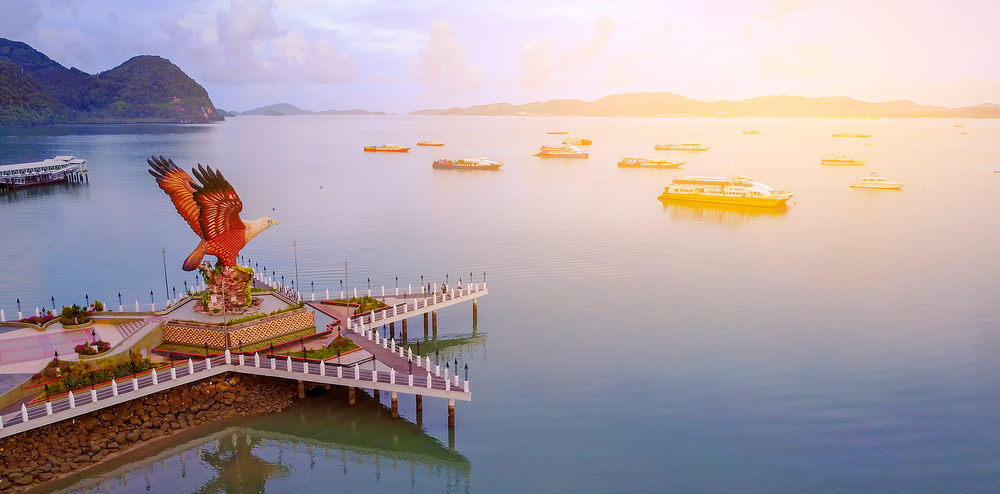 Luftfoto af den berømte ørnestatue i Langkawi, Malaysia, øens vartegn beliggende ved vandkanten i Eagle Square