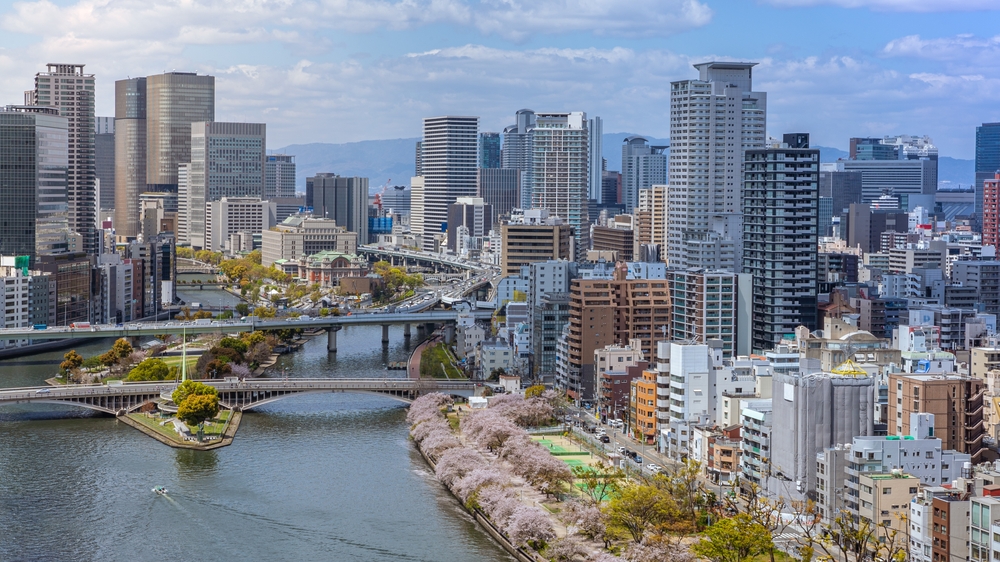 Aerial view af Osaka by og floden set fra oven – panorama over Japans livlige storby