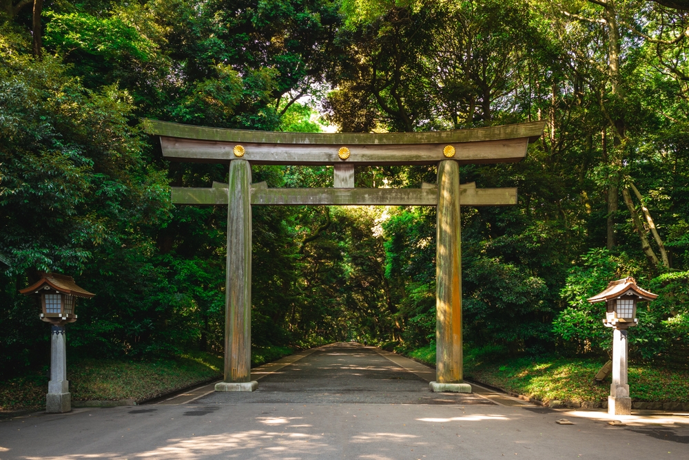 Torii-porten, der leder ind til Meiji-helligdommen i Tokyo, Japan – et ikonisk symbol på Shinto-tradition og ro midt i storbyen.