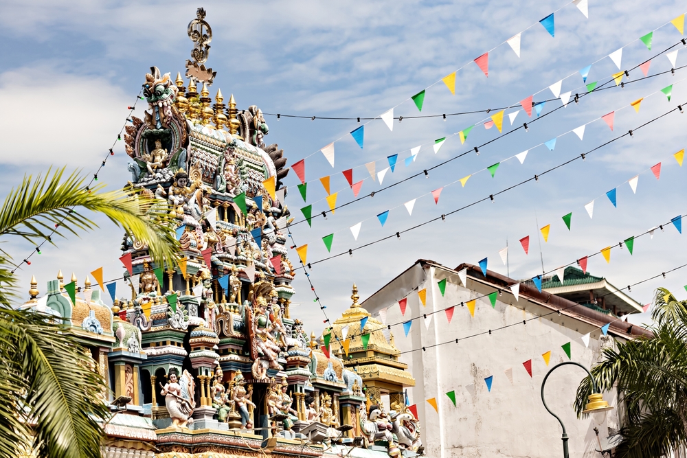 Et farverigt hindutempel i Little India-kvarteret i George Town, Penang, Malaysia, kendt for sin rige udsmykning og livlige atmosfære