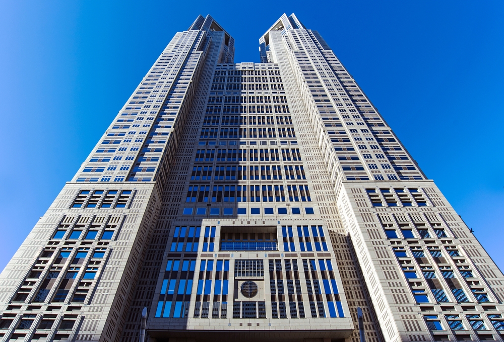 Tokyo Metropolitan Government Building i Shinjuku, Tokyo, set på en solrig dag med klar blå himmel