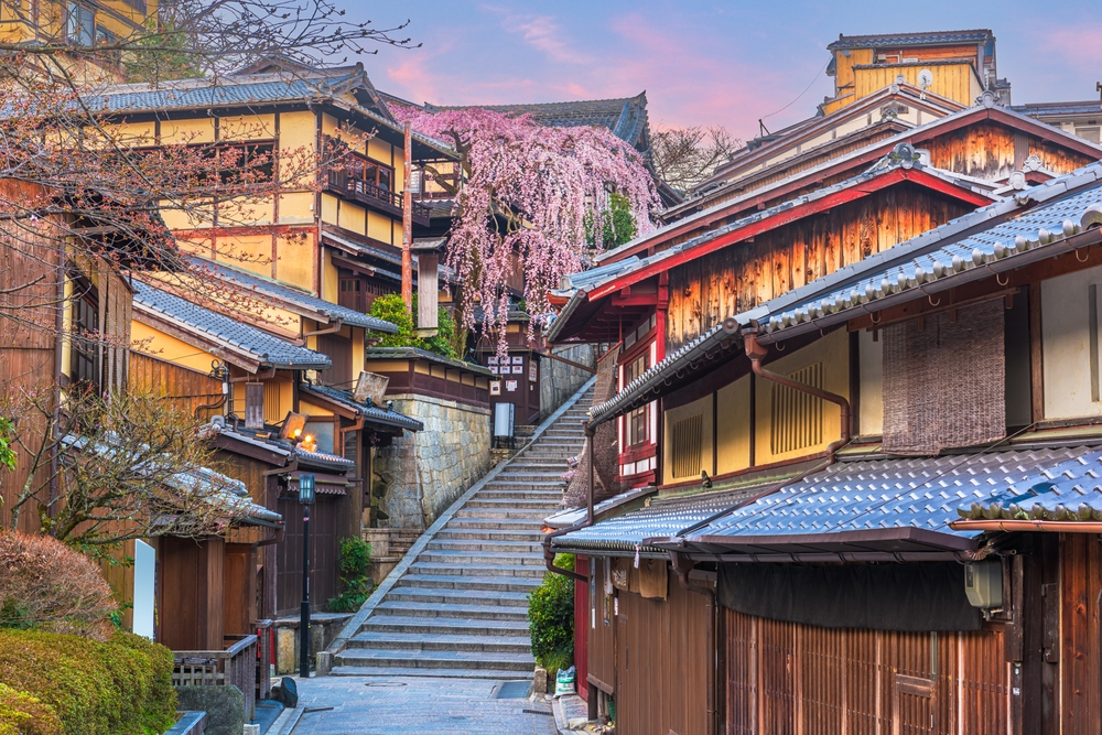 Forårsmorgen i det historiske Higashiyama-distrikt.
