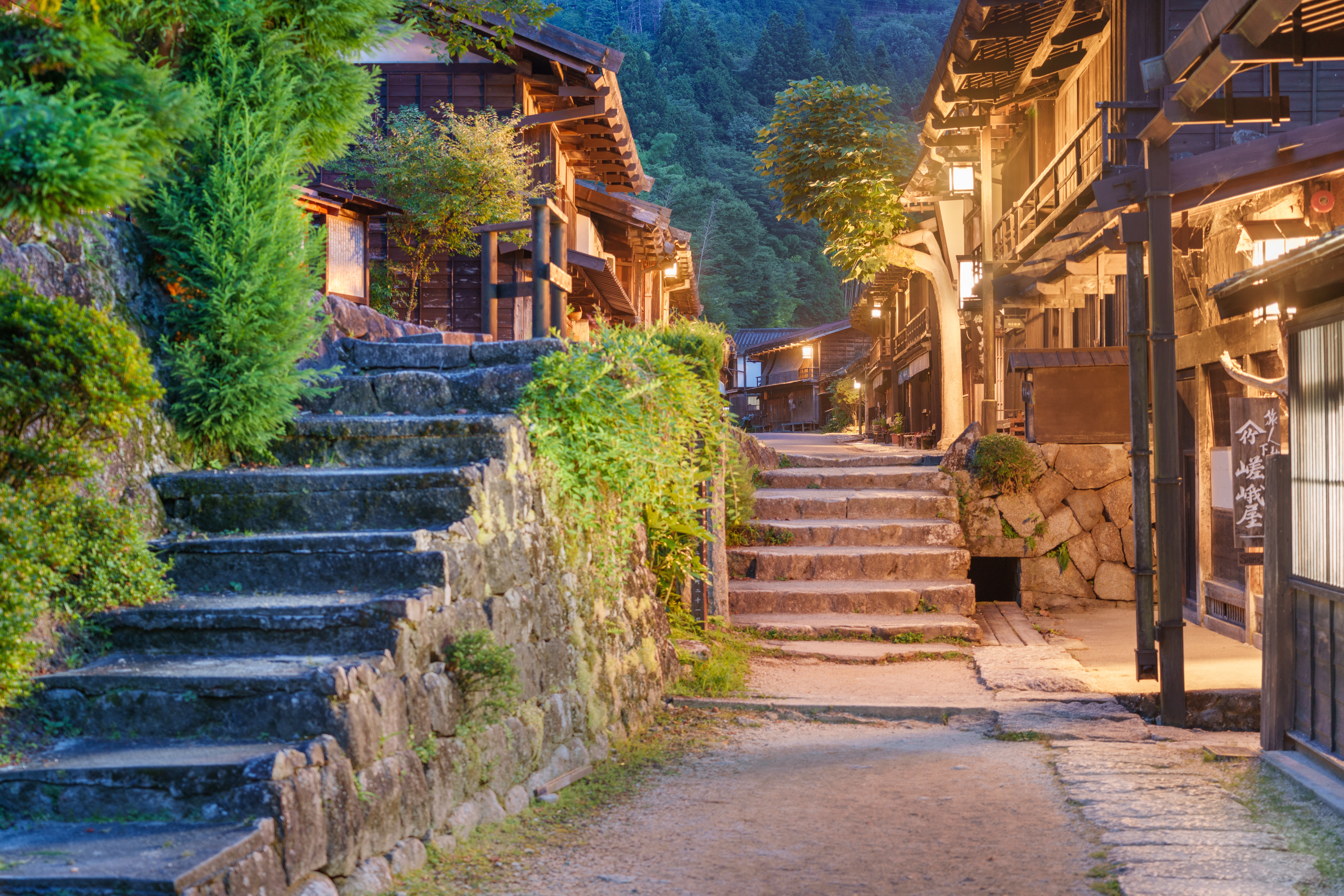 Tsumago, historisk postby langs Nakasendo i Japan om natten.
