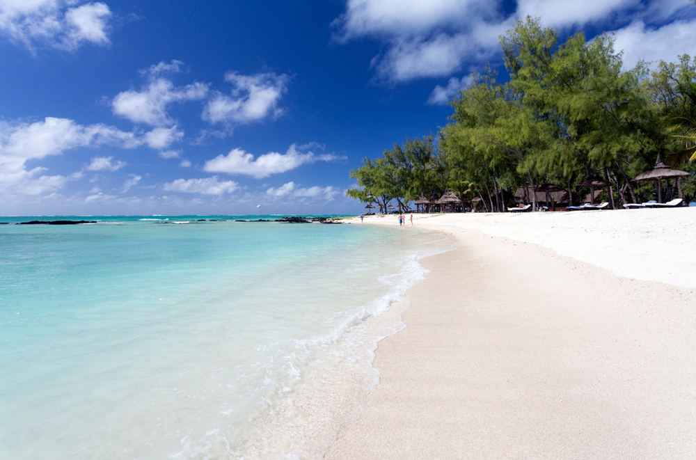 Paradisstrand med turkisblåt hav på Mauritius