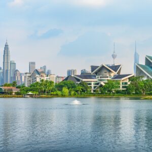 Udsigt til Kuala Lumpurs berømte skyline og bypark.