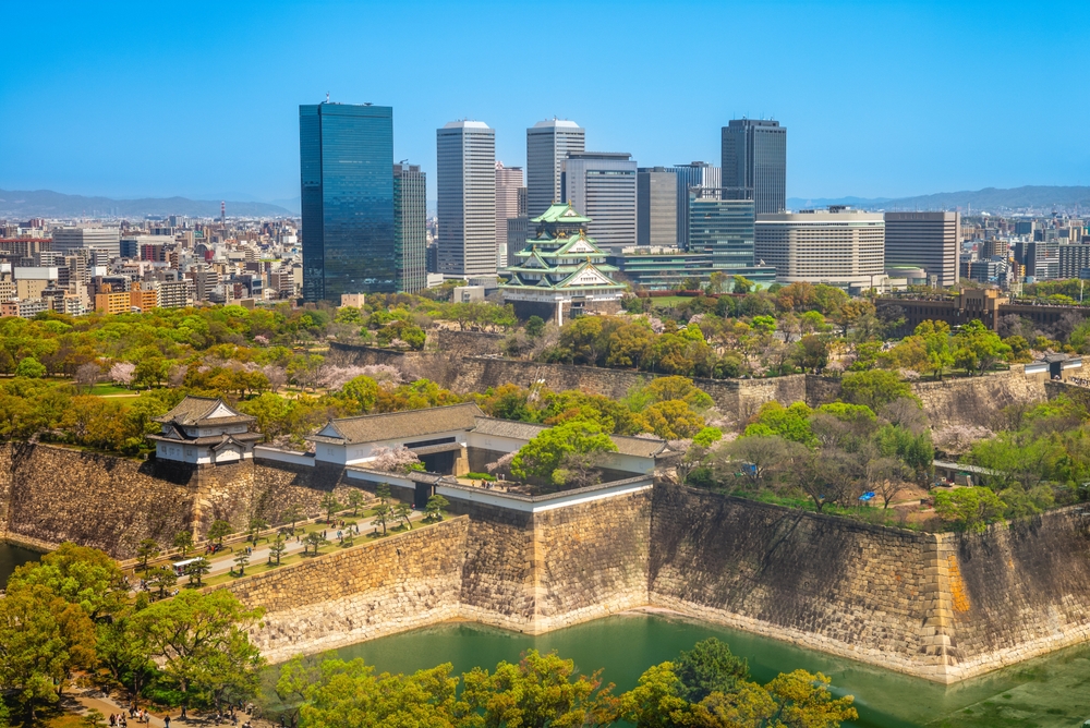 Hovedtårnet og muren ved Osaka Slot i Osaka.