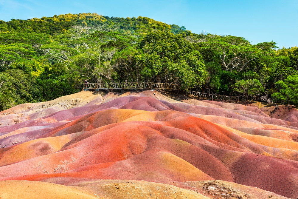 Chamarel Seven Colored Earth Geopark på Mauritius – farverige sandklitter i syv nuancer, et unikt naturfænomen midt i tropisk natur.