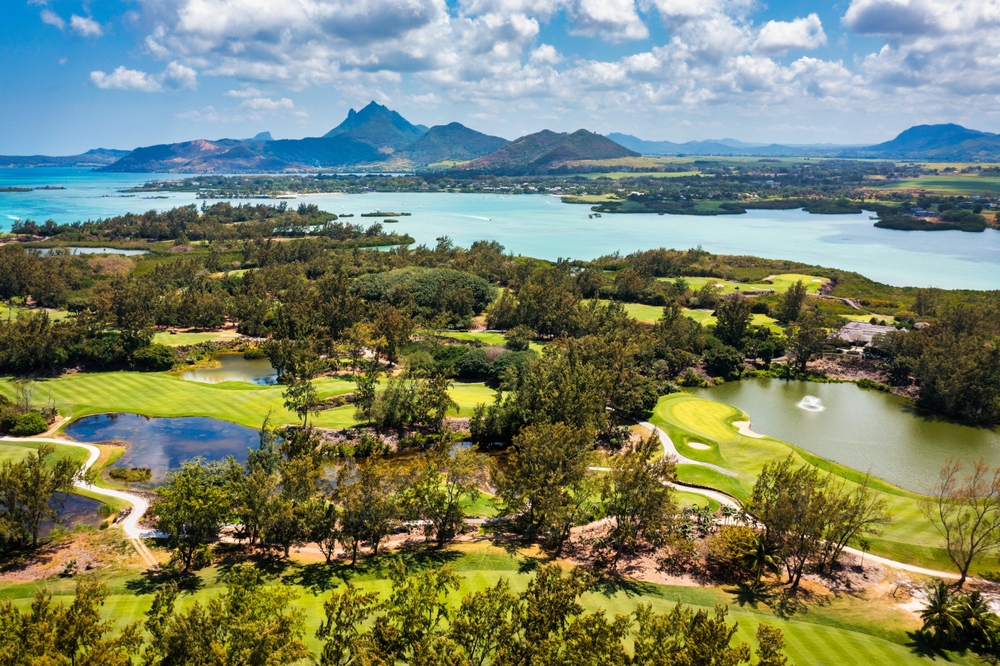 Den idylliske strand på Île aux Cerfs, Mauritius, med hvidt sand og turkisblåt hav.