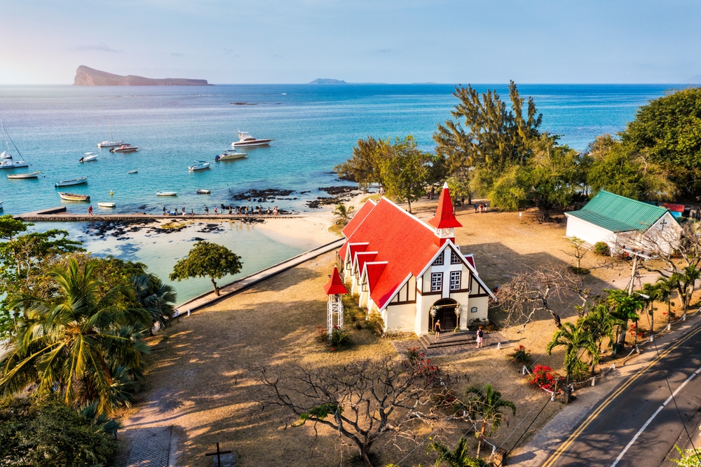 Den røde kirke Notre Dame Auxiliatrice i fiskerlandsbyen Cap Malheureux på Mauritius.