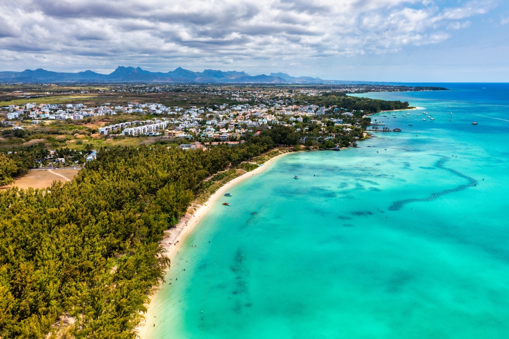 Luftfoto af Mont Choisy Beach – en lang, hvid sandstrand ved Grand Baie på Mauritius.