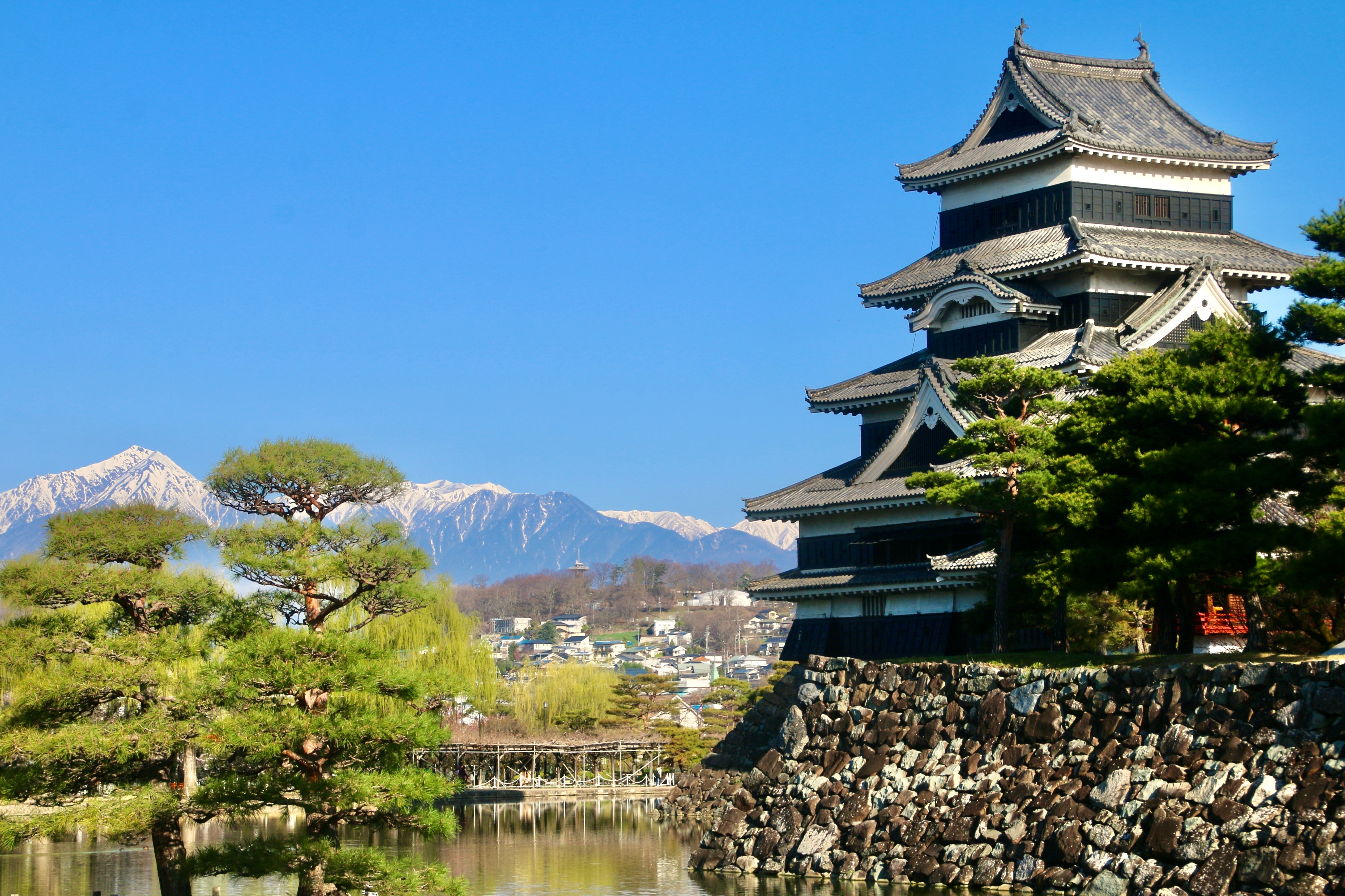 Matsumoto Castle med udsigt til de nordlige Alper i Nagano, Japan.