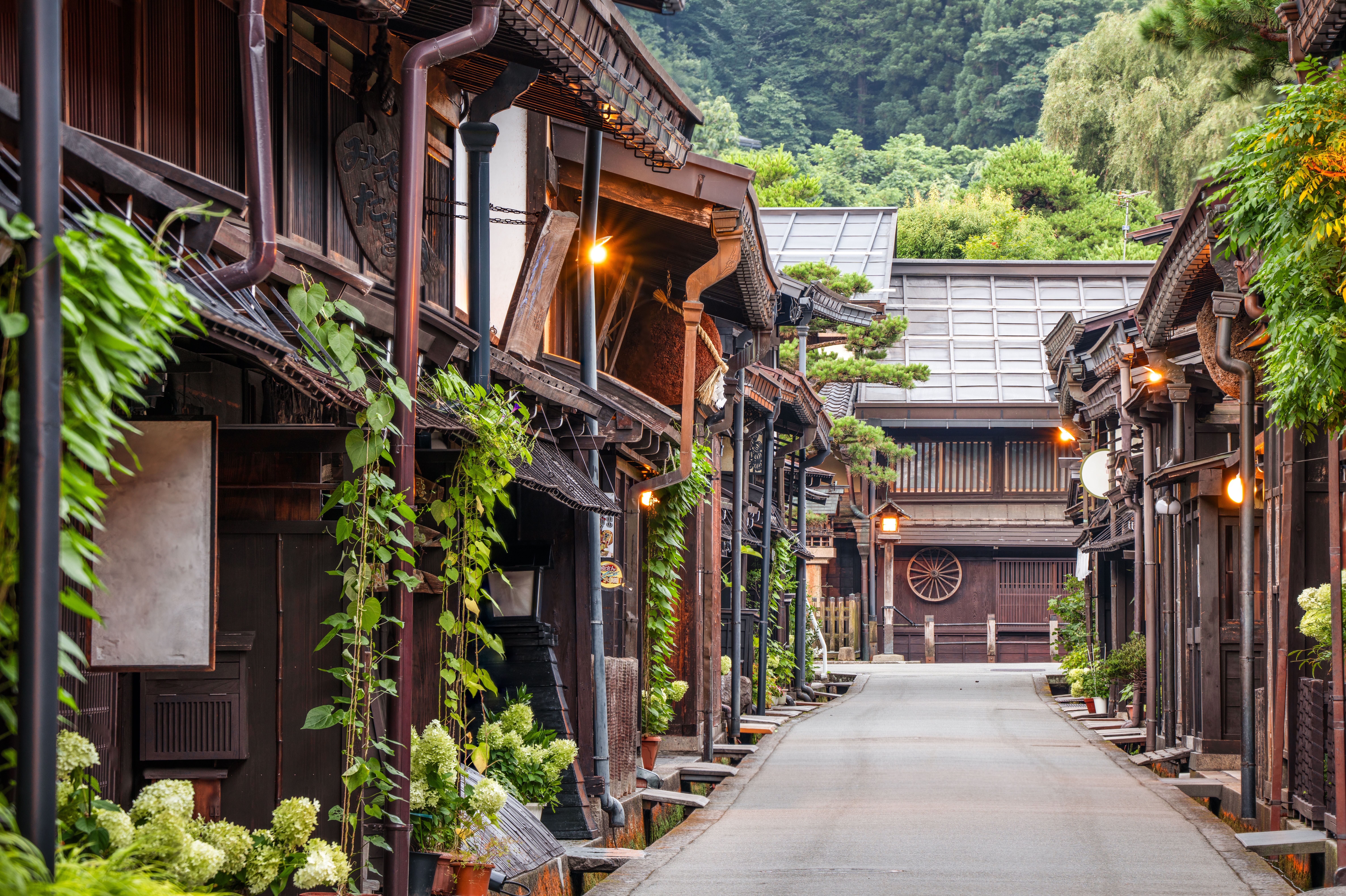 Sannomachi Street i Takayamas historiske gamle bydel ved skumring.