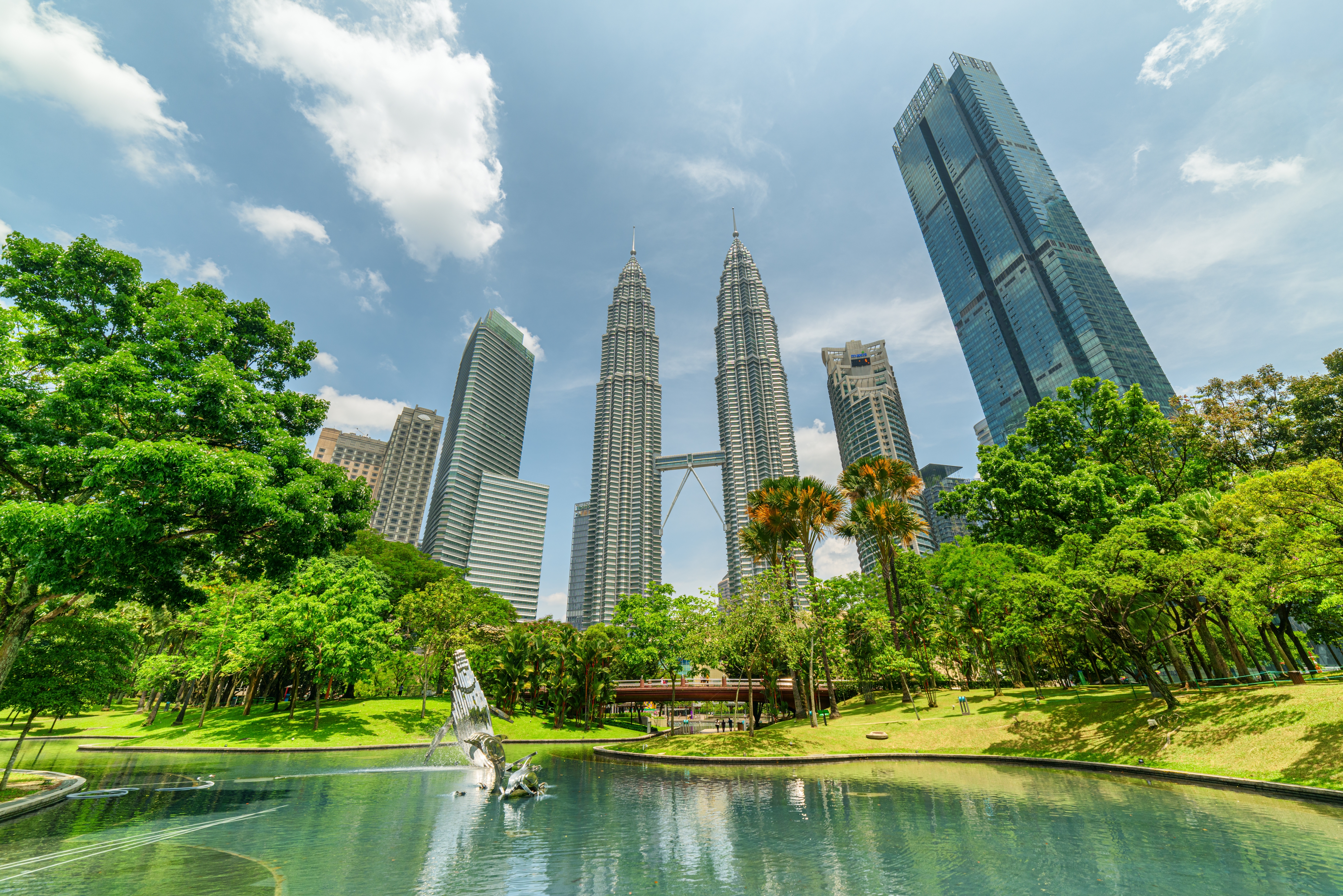 Petronas Twin Towers og KLCC Park sø i Kuala Lumpur.
