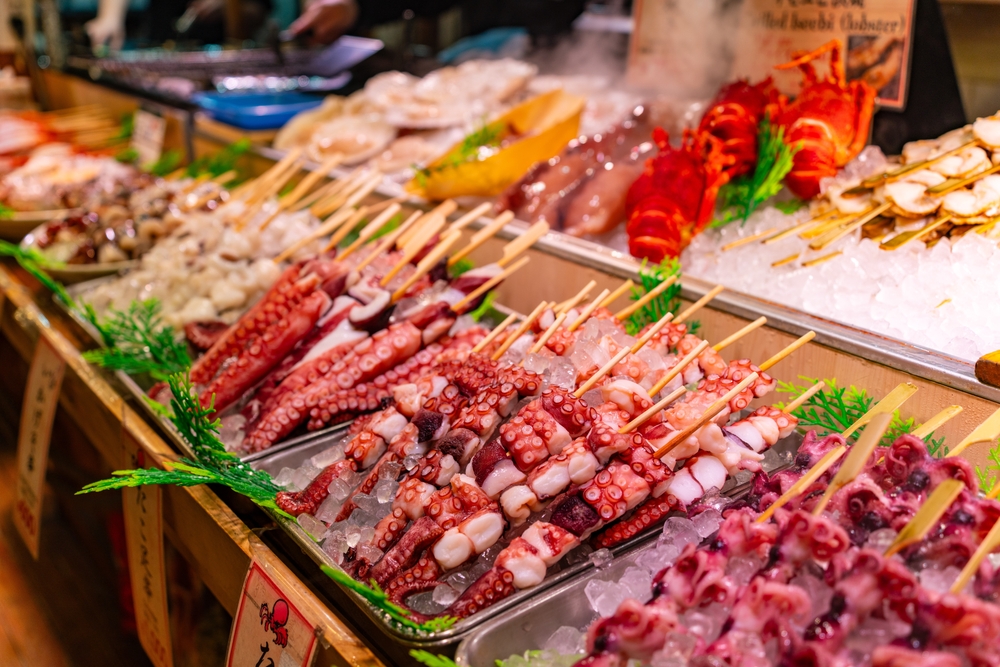 Fiske- og skaldyrsbutik i Nishiki-markedet, et livligt marked i Kyoto, Japan.