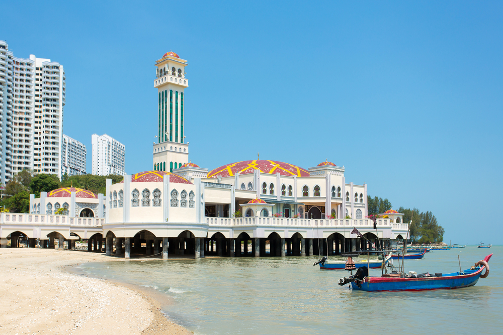 Den flydende moské i Tanjung Bungah på Penang, Malaysia, smukt beliggende ved kysten med udsigt over havet