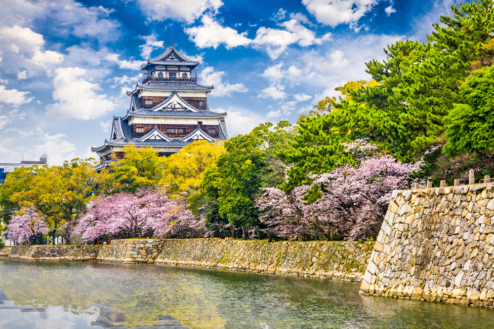Hiroshima Slot omgivet af kirsebærblomster i fuldt flor om foråret i Hiroshima
