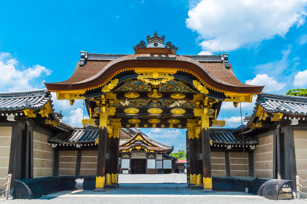 Den fornemme Karamon-hovedport til Ninomaru-paladset ved Nijo Slot i Kyoto, Japan, kendt for sine kunstfærdige udskæringer og historiske arkitektur