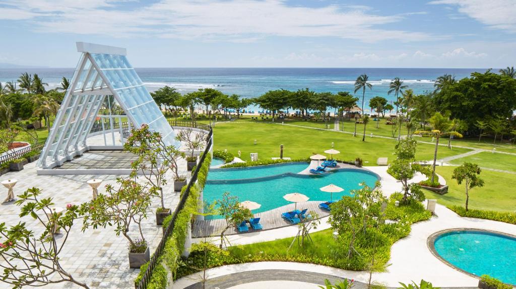 Jambuluwuk Oceano Resort på Gili Trawangan, Lombok, Indonesien – strandresort med pool, palmer og havudsigt.
