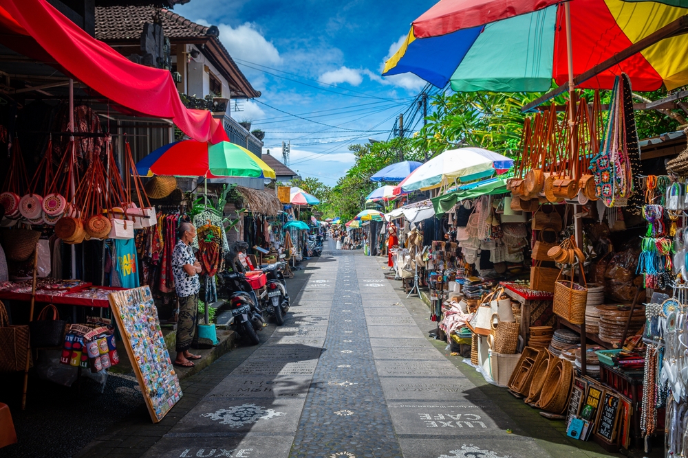 Gadebillede af Ubud Market i Ubud, Indonesien, med lokale sælgere, håndværk og markedsboder.